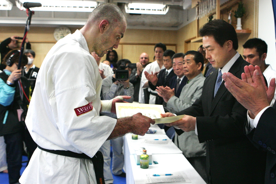 http://www.kyokushinkaikan.org/en/news/2009/04/08/100man-ah_10.JPG