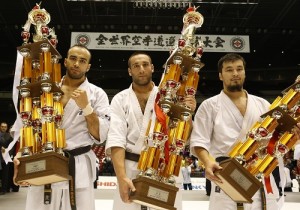 左から準優勝／ジマ・ベルコジャ、優勝／ザハリ・ダミヤノフ、3位／ダルメン・サドヴォカソフ