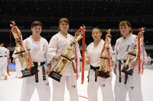 2015世界女子大会入賞者。左から準優勝／エレナ・グルコ、優勝／ウリアナ・グレベンシコワ、3位／田中千尋、4位／アナスタシア・クリプノワ