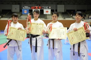 全日本女子入賞者。左から準優勝／砂川貴蘭、優勝／永吉美優、3位／小田幸奈、4位／島田慧巳