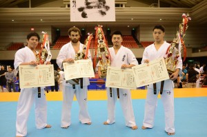 左から中量級優勝／竹岡拓哉、重量級優勝／ゴデルジ・カパナーゼ、軽重量級優勝／中島千博、軽量級優勝／亘 和孝