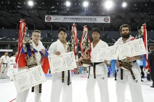 0421weight 第36回全日本ウェイト制優勝者。左から軽量級/アレクサンダー・アリストフ、中量級/加賀健弘、軽重量級/大澤佳心、/重量級/ゴデルジ・カパナーゼ
