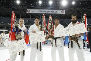 第36回全日本ウェイト制優勝者。左から軽量級／アレクサンダー・アリストフ、中量級／加賀健弘、軽重量級／大澤佳心、／重量級／ゴデルジ・カパナーゼ