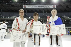 世界女子ウェイト制優勝者。左から重量級／ウリアナ・グレベンシコワ、中量級／永吉美優、軽量級／エカテリーナ・コズロワ