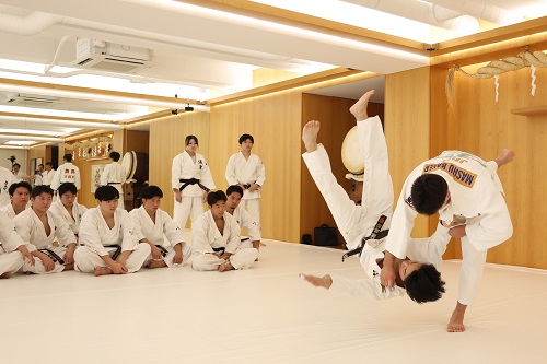 2025年全国選手強化合宿・全柔連から講師を招き受け身講習実施